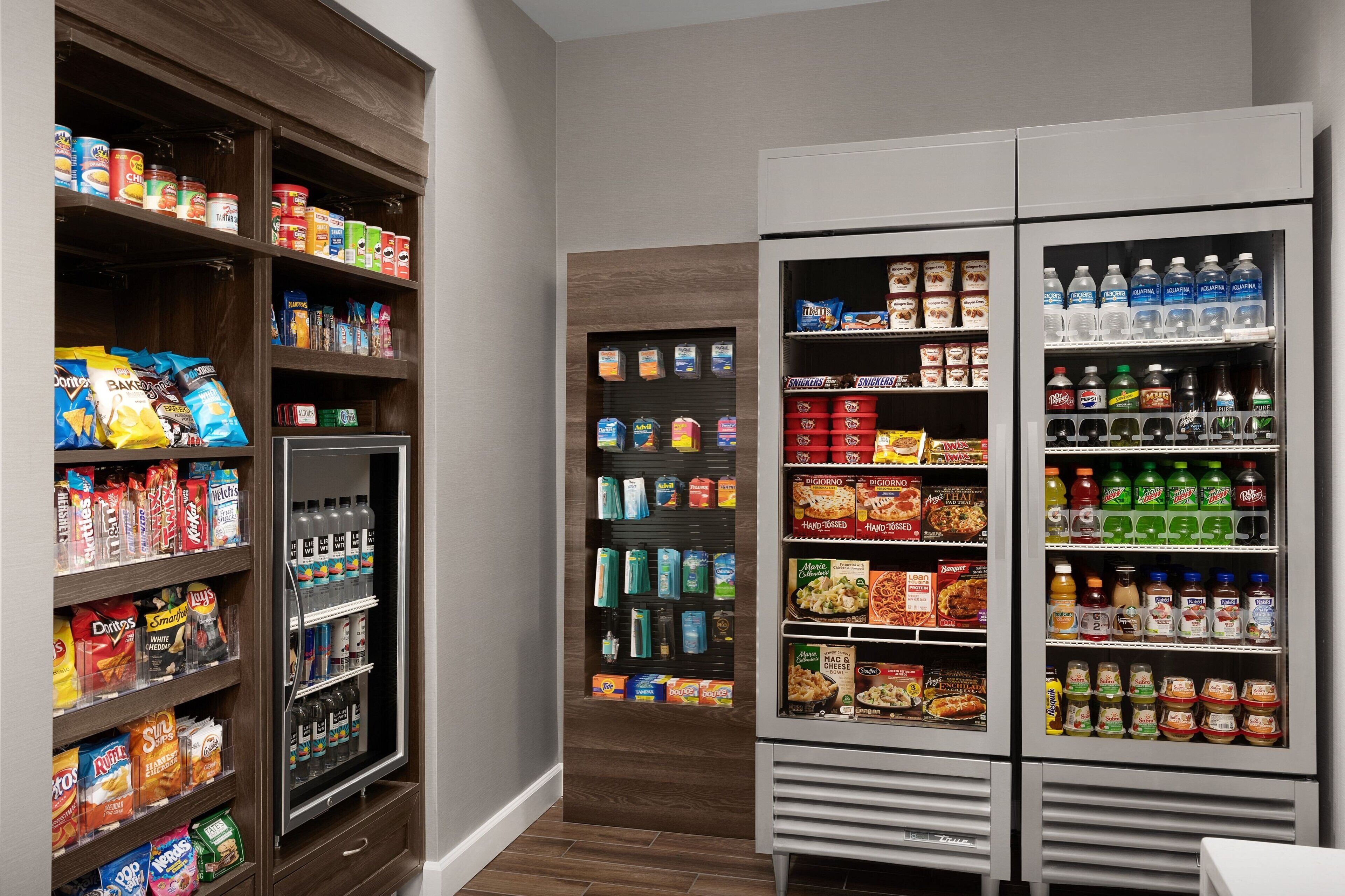 Zona de venta automática con aperitivos y bebidas, ofreciendo diversas opciones de comida y refrescos.