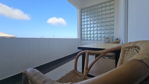 Outdoor dining - 05-Experience contemporary luxury at Prince APT, 20-minute stroll from the beach (Willemstad)
