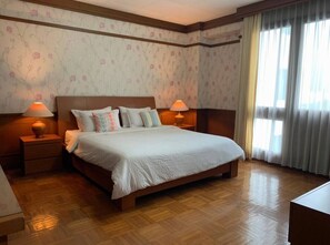 2 bedrooms, iron/ironing board, WiFi