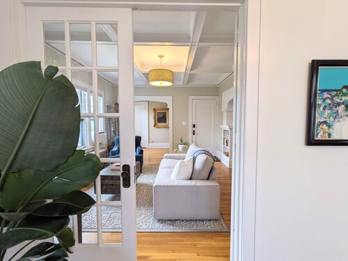 Vintage modern craftsman charmer - upper level duplex close to everything