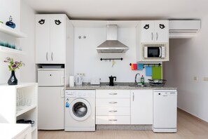 Réfrigérateur, micro-ondes, plaque de cuisson, lave-vaisselle
