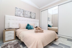 Coffres-forts dans les chambres, fer et planche à repasser