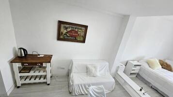 1 habitación, tabla de planchar con plancha, wifi y ropa de cama