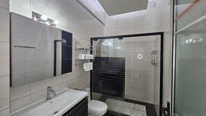 Haartrockner, Handtücher, Toilettenpapier