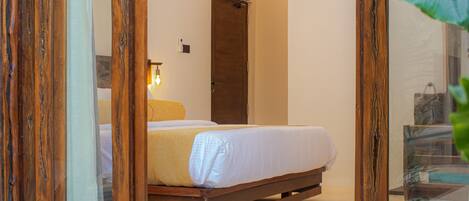 Une chambre à coucher avec un lit en bois, une table de chevet et une commode.