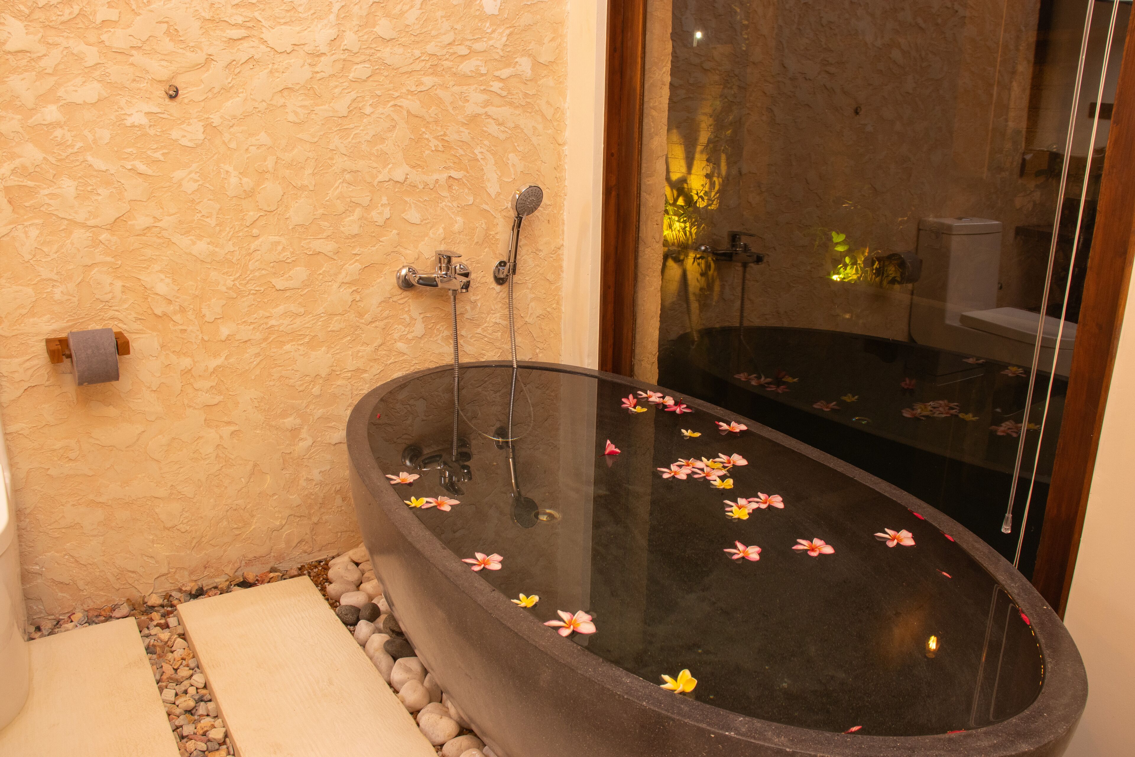 Chambre Double Luxe, 1 très grand lit, accès piscine, vue piscine | Salle de bain | Articles de toilette gratuits, sèche-cheveux, bidet, serviettes fournies