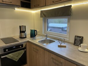 Réfrigérateur, four à micro-ondes, vaisselle et ustensiles