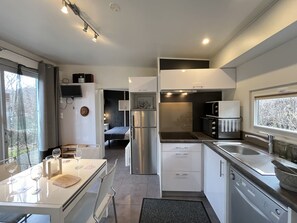 Een koelkast, een magnetron, een vaatwasser, een broodrooster