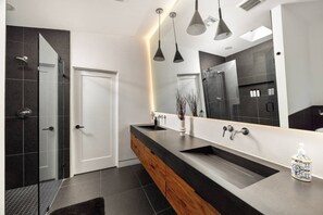 Dusche, Haartrockner, Bidet