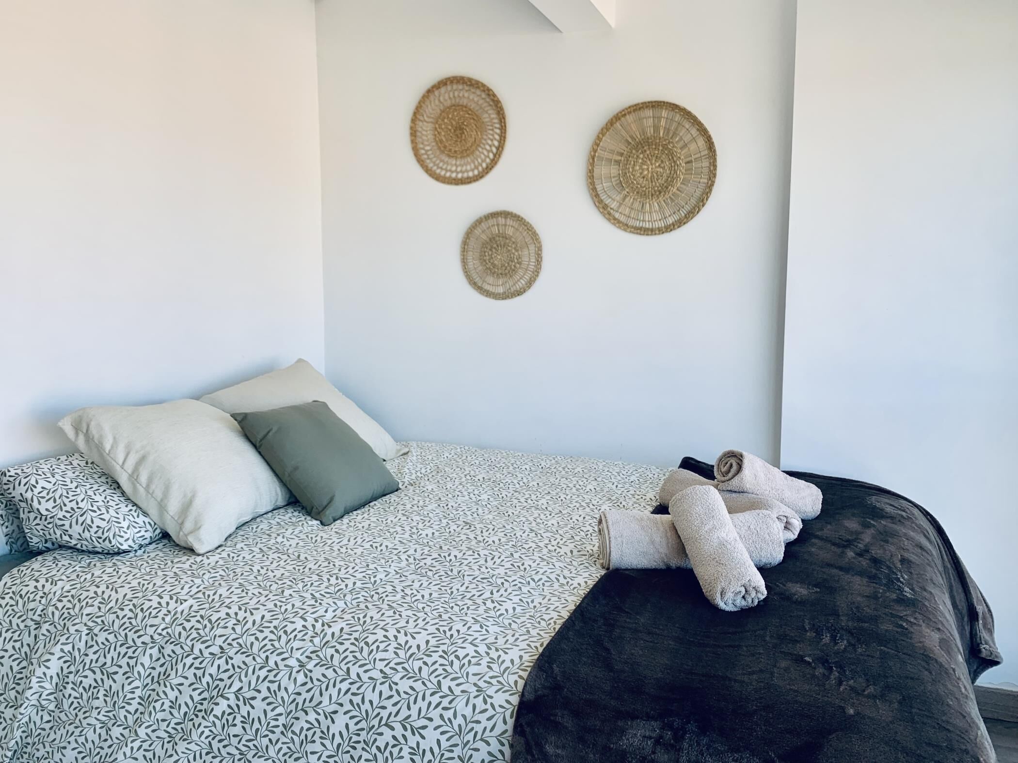 1 dormitorio, tabla de planchar con plancha, wifi y ropa de cama