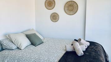 1 dormitorio, tabla de planchar con plancha, wifi y ropa de cama