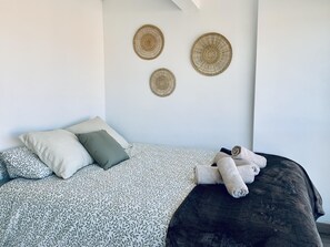 1 dormitorio, tabla de planchar con plancha, wifi y ropa de cama