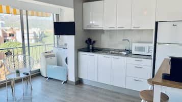 Réfrigérateur, micro-ondes, four, cafetiÚre/bouilloire