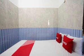 Deluxe Double Room | Bed sheets - OYO Life 93061 Kost Vicky Syariah (Sidoarjo)