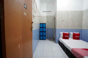 Deluxe Double Room | Bed sheets - OYO Life 93061 Kost Vicky Syariah (Sidoarjo)