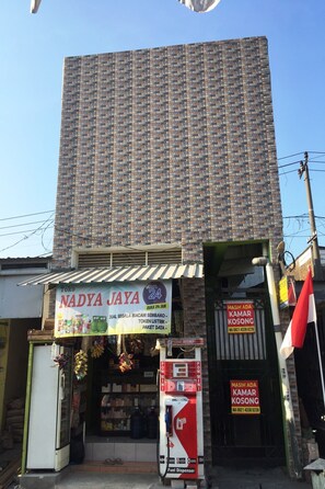 Exterior - OYO Life 93061 Kost Vicky Syariah (Sidoarjo)