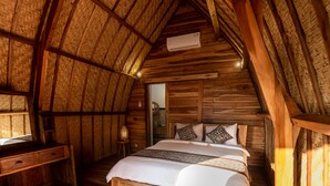 A wooden room with a bed, a desk, and a lamp. - Ulun Si Joglo Private Villa by Supala (Ubud)