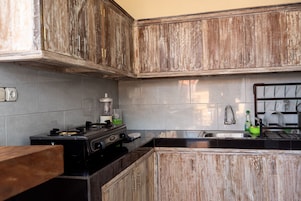 Vila luxo | Cozinha privada | Geladeira, cooktop, chaleira elétrica, torradeira