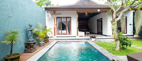 Piscine extérieure, chaises longues