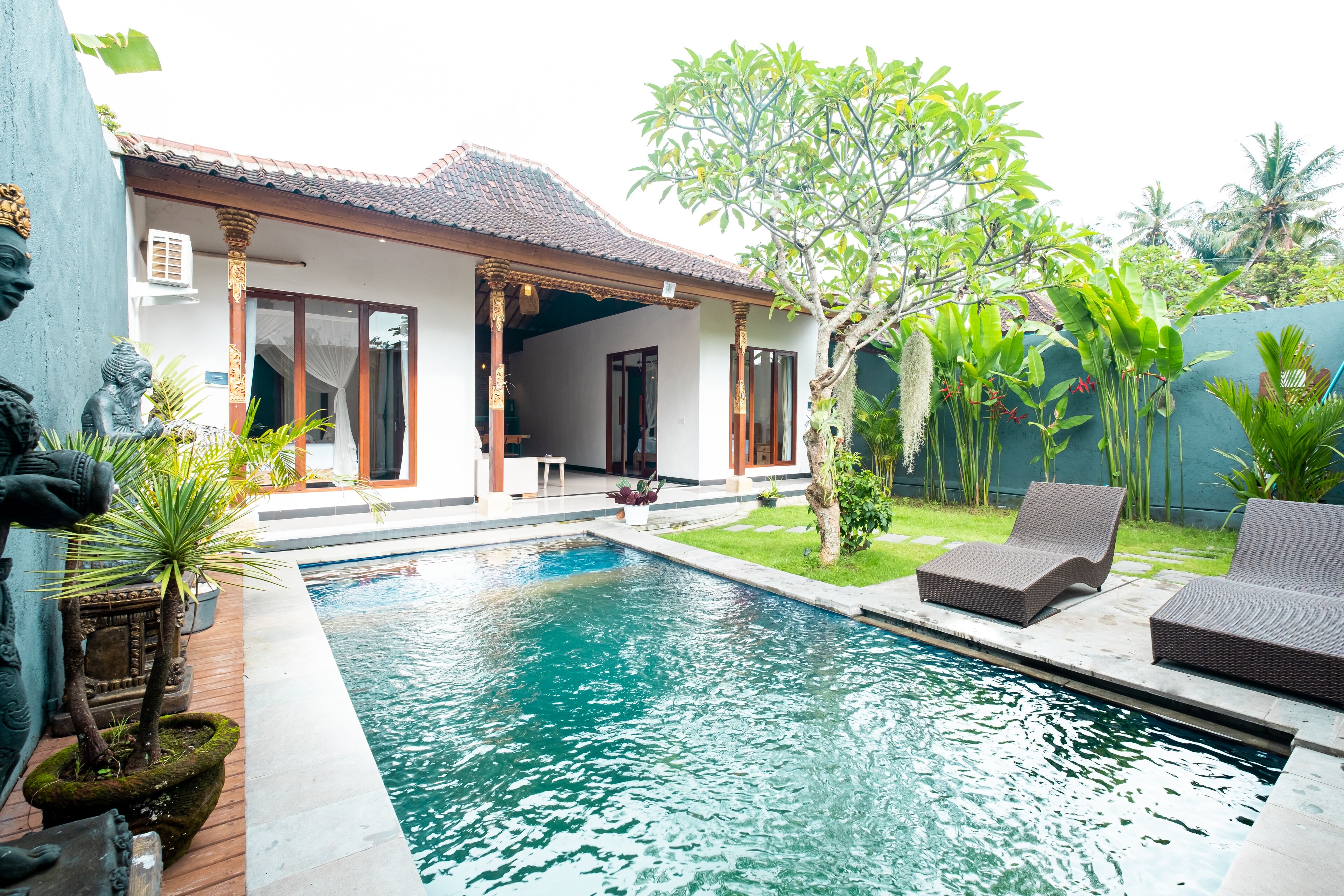 حمّام سباحة خارجي، مقاعد للتشمس