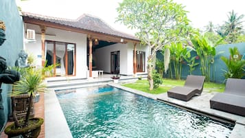 Piscine extérieure, chaises longues