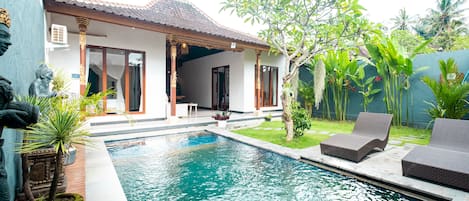 室外游泳池,日光浴躺椅