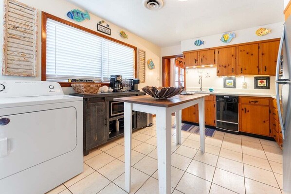 Fridge, microwave, oven, stovetop - East Beach, Screened Porch, Walk to Beach! (Saint Simons Island)