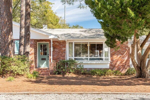 Exterior - East Beach, Screened Porch, Walk to Beach! (Saint Simons Island)