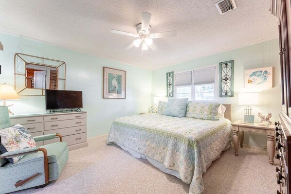 4 bedrooms, WiFi - East Beach, Screened Porch, Walk to Beach! (Saint Simons Island)