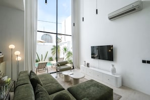 Villa, 1 habitación, para no fumadores, vista a la alberca | Área de sala de estar | Televisión LCD de 50 pulgadas con canales digitales