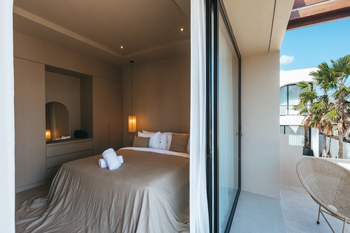 1 bedroom, premium bedding, laptop workspace, bed sheets