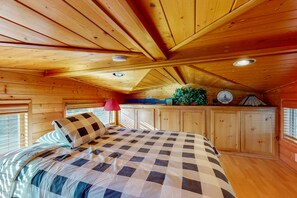 1 bedroom, iron/ironing board, WiFi, bed sheets - Ocean/mountain view home in Boardman Scenic Corridor with great deck (Brookings)