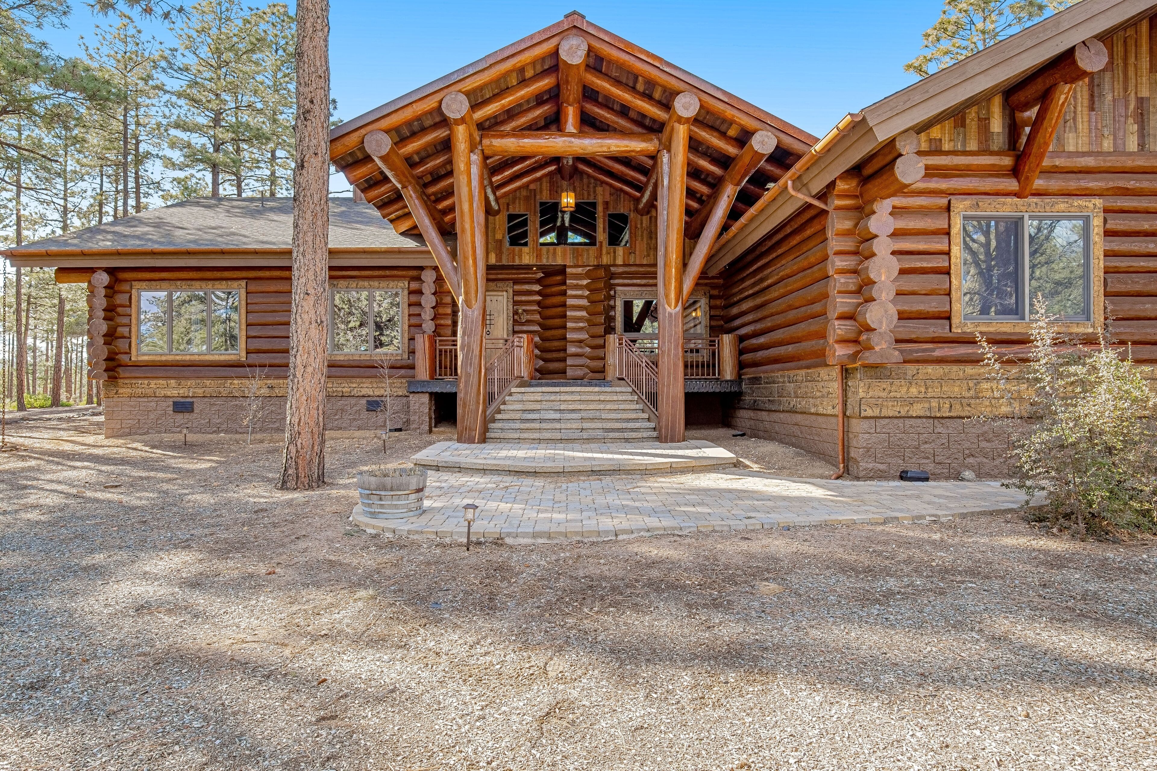 Luxury log cabin with hot tub, forest view, firepit, pool table, gourmet kitchen