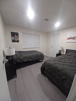 4 bedrooms, iron/ironing board, WiFi, bed sheets - Single Family Pool Home  (Las Vegas)