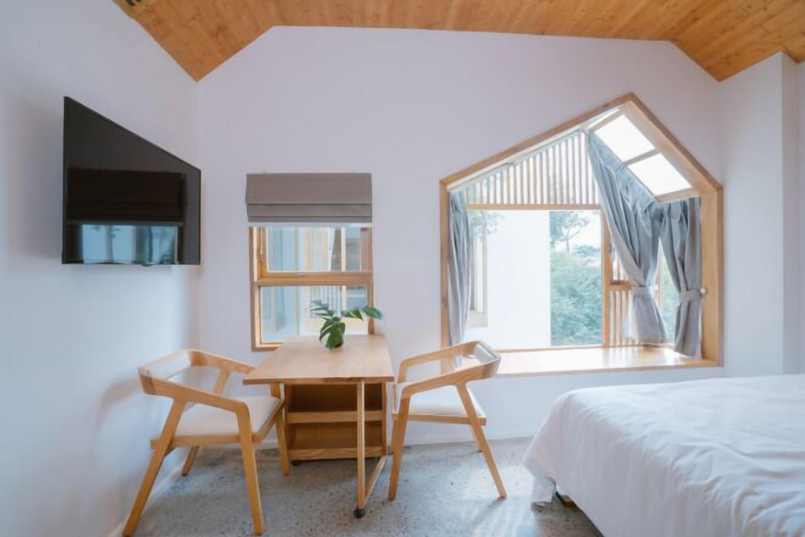 Pillowtop-bedden, een bureau, verduisterende gordijnen