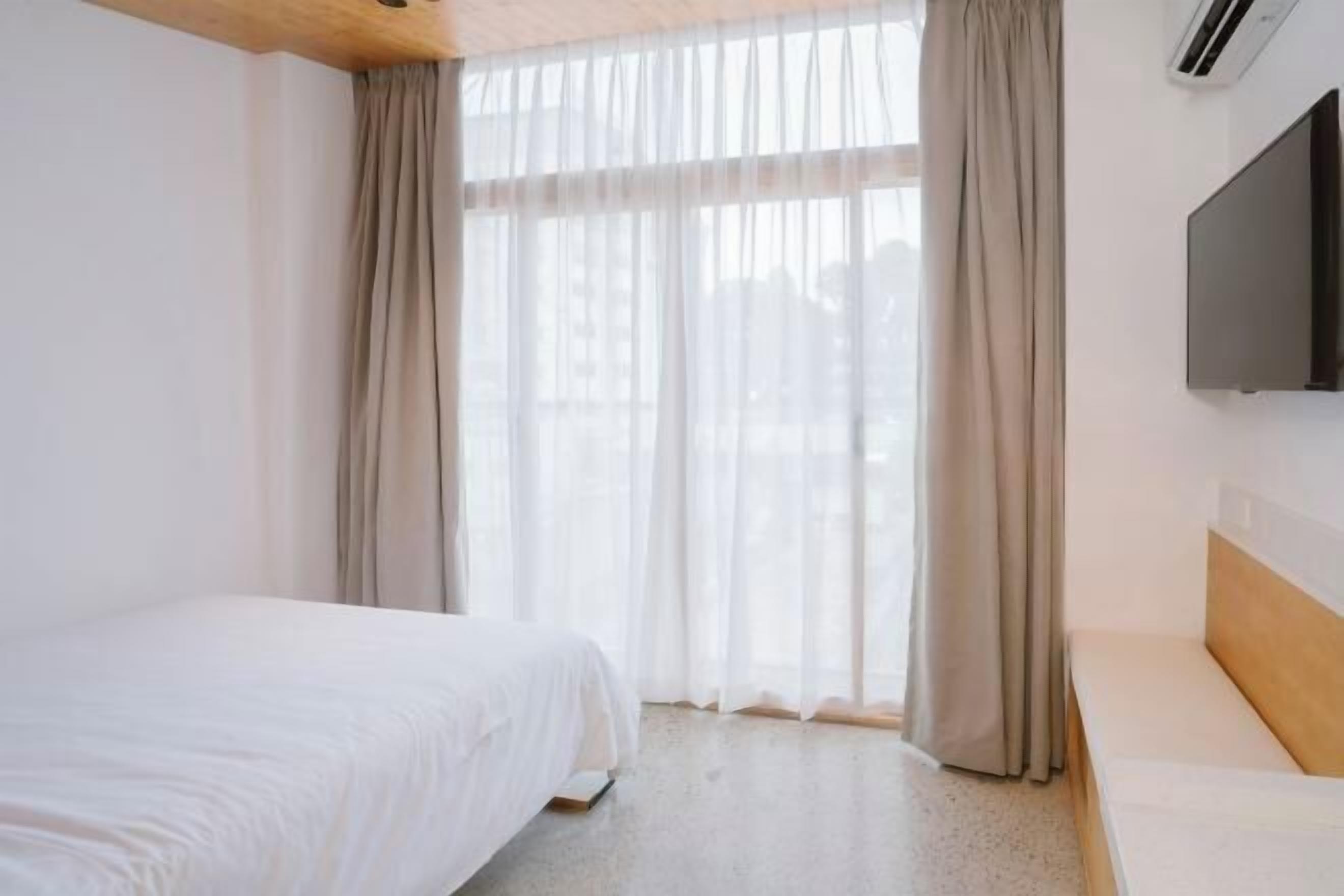 Pillowtop-bedden, een bureau, verduisterende gordijnen