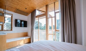 Studio Premium | Bantalan ekstra lembut, meja kerja, tirai kedap cahaya, dan kedap suara