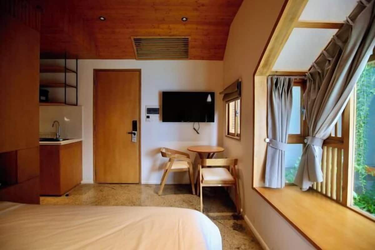 Pillowtop-bedden, een bureau, verduisterende gordijnen