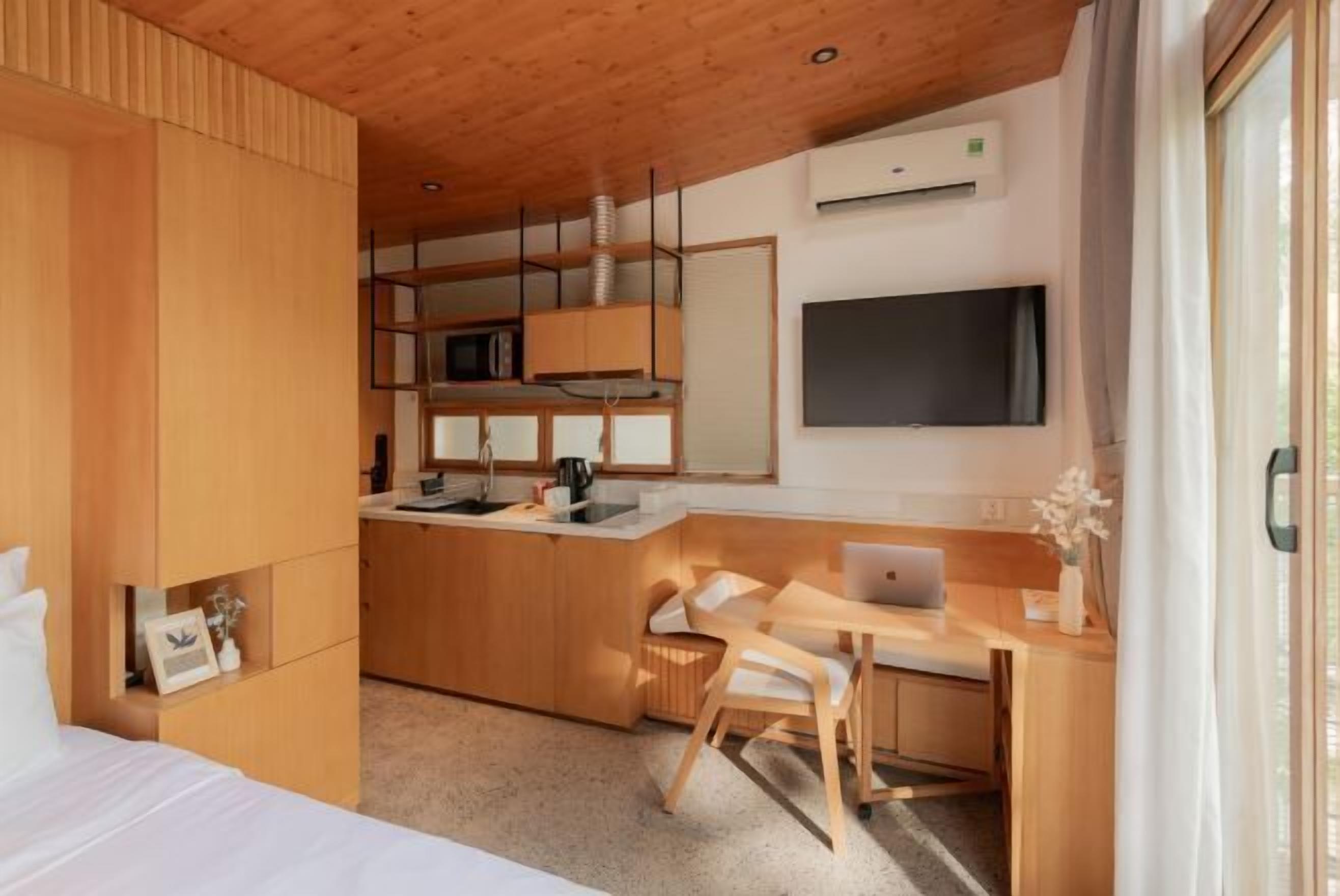 Pillowtop-bedden, een bureau, verduisterende gordijnen