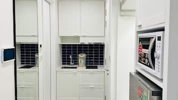 Deluxe Apartment | Private kitchenette | Full-size fridge, microwave, dishwasher, cookware/dishes/utensils