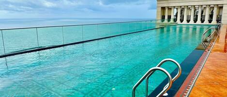 2 つの屋外プール