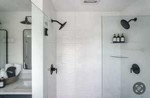 Dusche, Haartrockner, Bidet, Handtücher