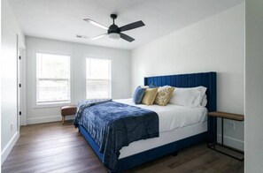 6 Schlafzimmer, Schreibtisch, Bügeleisen/Bügelbrett, Reisekinderbett