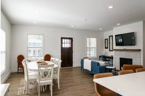 Legacy-Walk to Notre Dame. New 6 bedroom 5.5 bathrooms,  sleeps up to14. 