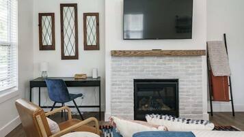 Smart TV, fireplace