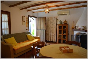 TV, fireplace - La Carrihuela Amarilla Country House (Algodonales)