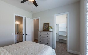 4 habitaciones, tabla de planchar con plancha, wifi y ropa de cama