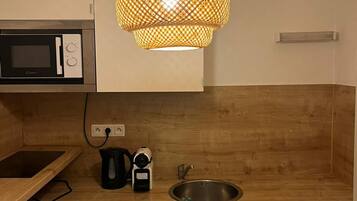 Kühlschrank, Mikrowelle, Herdplatte, Wasserkocher mit Kaffee-/Teezubehör