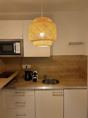 Réfrigérateur, micro-ondes, plaque de cuisson, cafetière/bouilloire