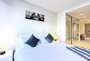 2 habitaciones, tabla de planchar con plancha, wifi y ropa de cama 